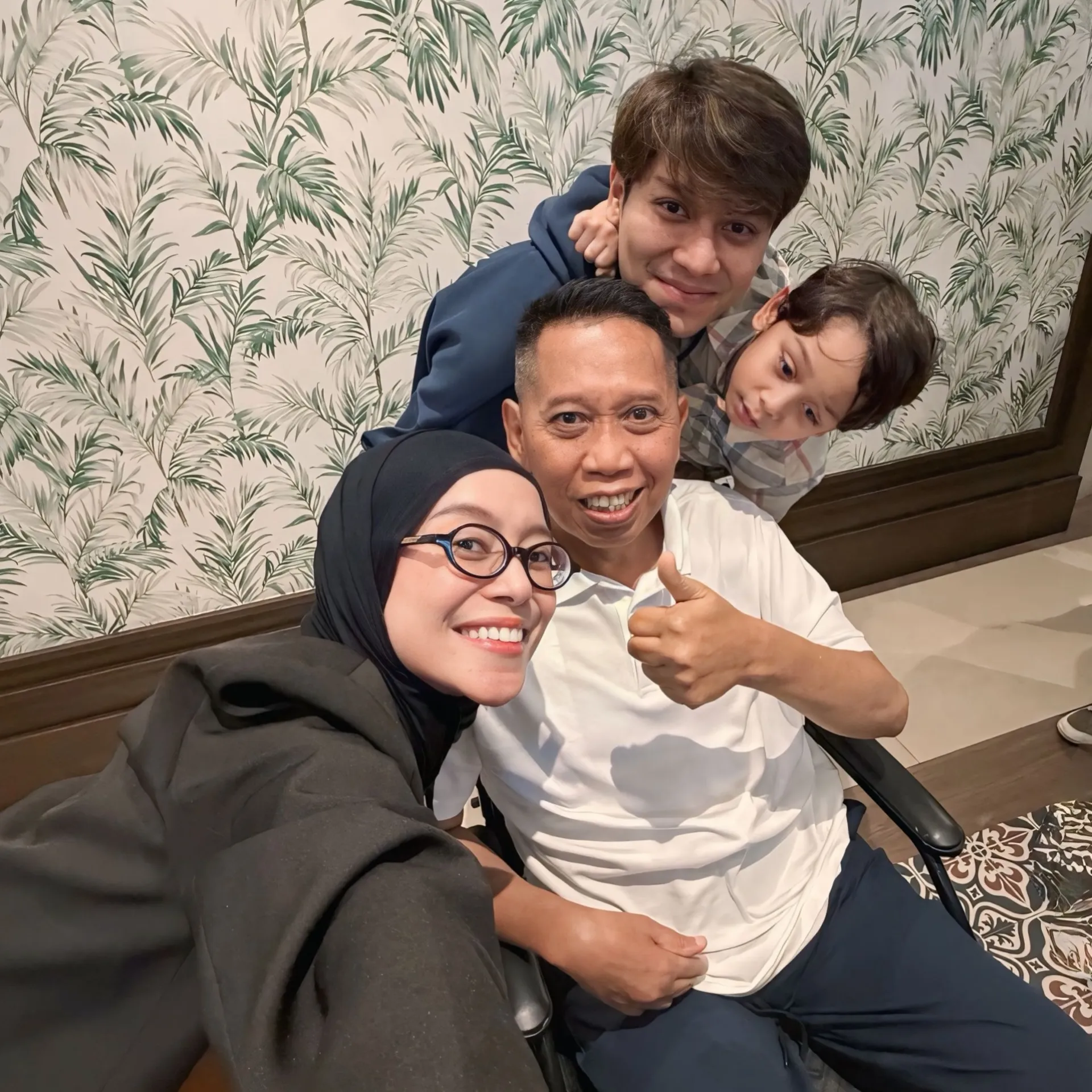 Tukul Arwanaを囲んで自撮りするLesti Kejoraと子どもたち。Tukulは笑顔で親指を立てている