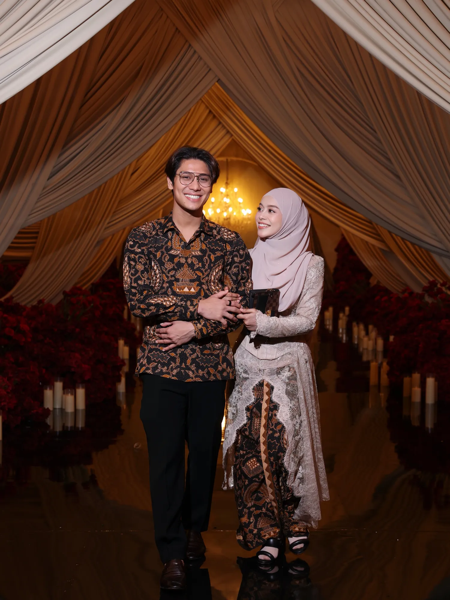 Lesti dan Rizky Billar Kompak Kondangan Pakai Batik Sarimbit, Abang L Tampil Gemass