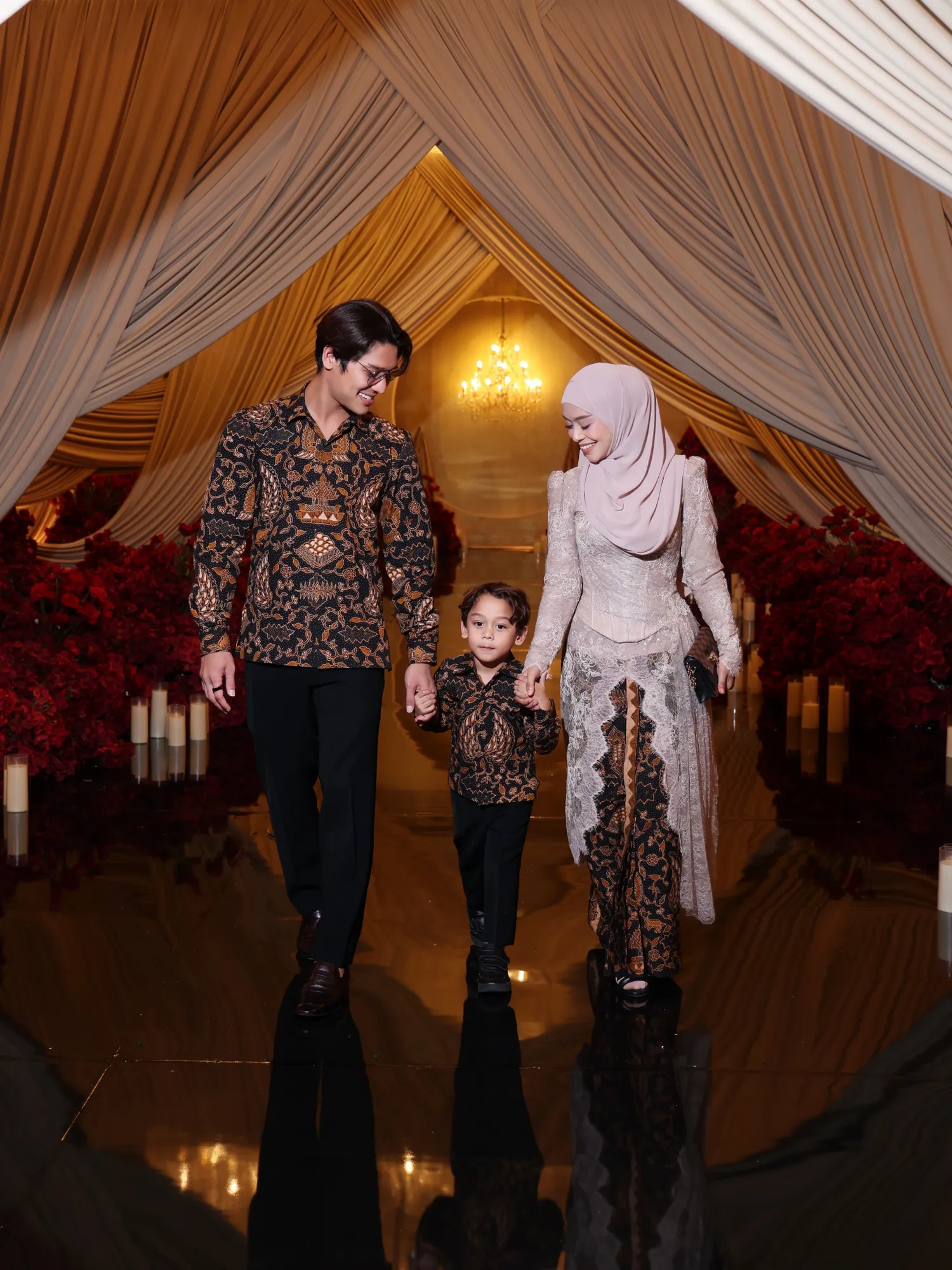 Lesti dan Rizky Billar Kompak Kondangan Pakai Batik Sarimbit, Abang L Tampil Gemass