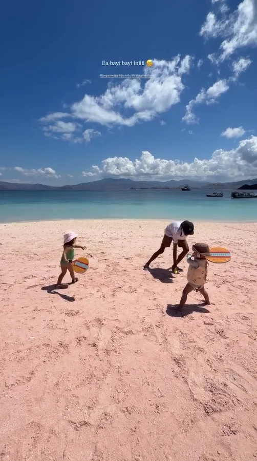 Anak Jessica Mila di Pantai Pink © instagram.com/jscmila