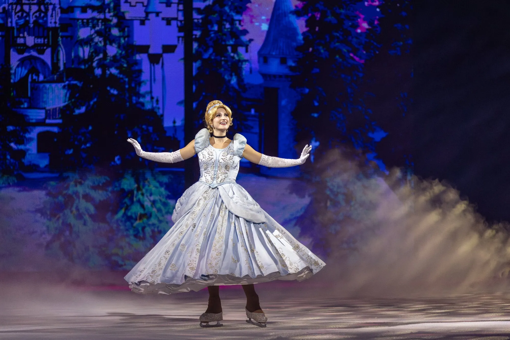 Aksi skating cinderella. (sumber: Disney On Ice)