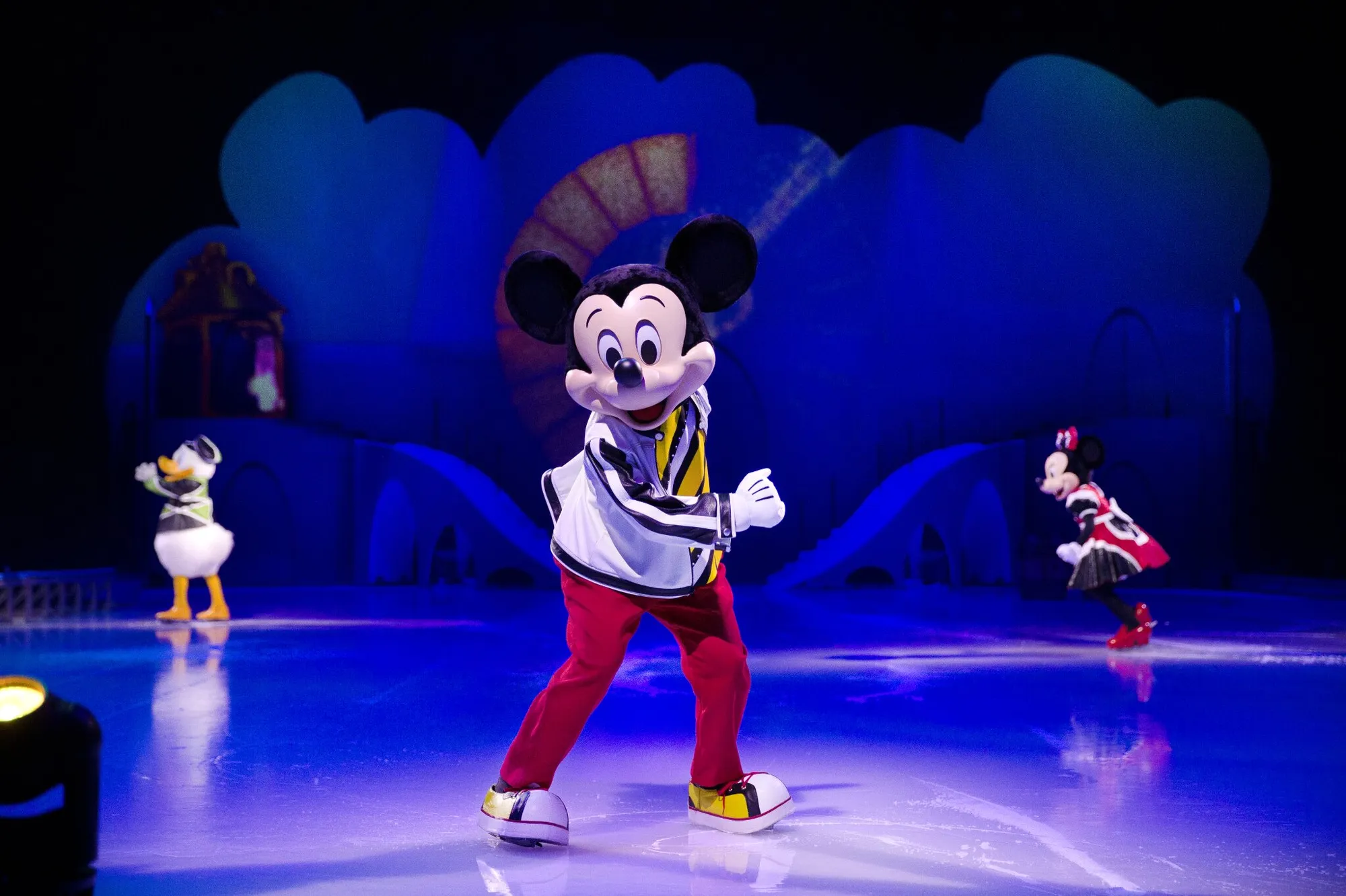 Mickey & teman-teman tampil seru di atas es. (sumber: Disney On Ice)