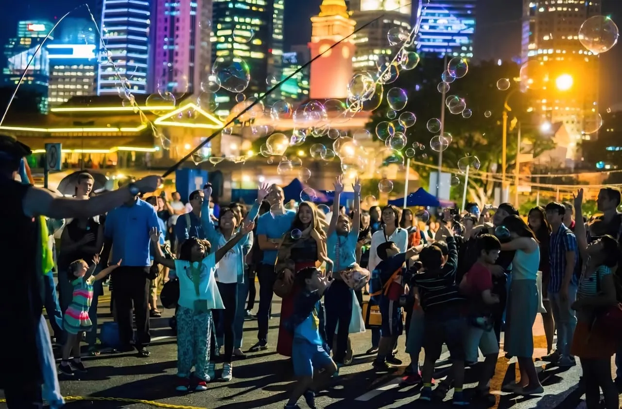 Spot estetik untuk foto dan jalan santai malam. (Instagram: lighttonightsg)