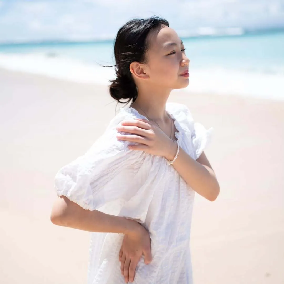 Lindee Cremona Tampil Kasual di Pantai (cr:instagram.com/lindeecremona)