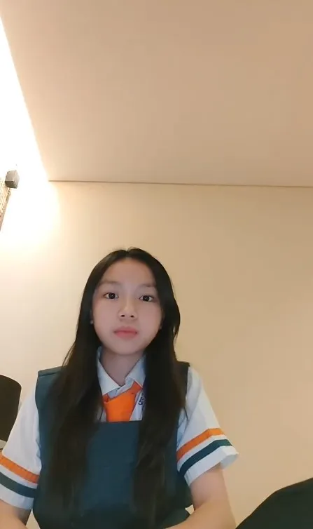 Lindee Cremona Pakai Seragam Sekolah (cr:instagram.com/lindeecremona)