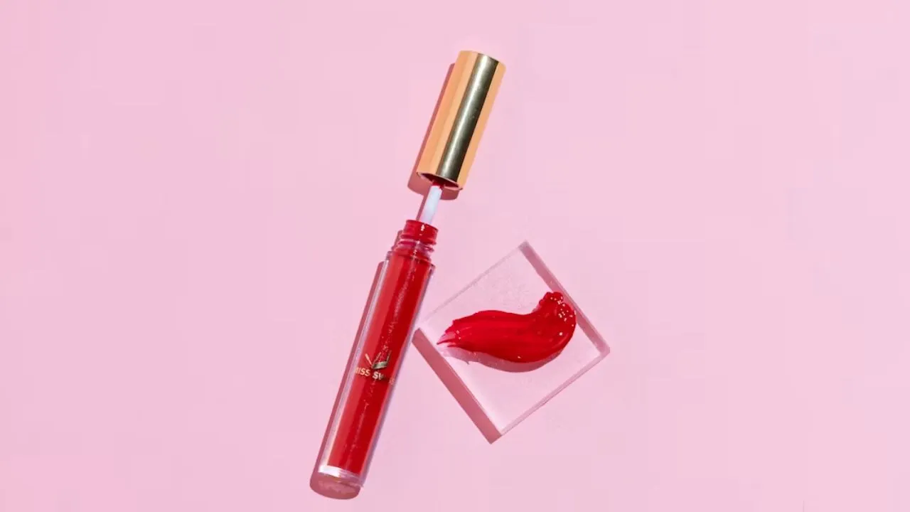 Ilustrasi Lipstik/Photo by Ashley Piszek on Unsplash