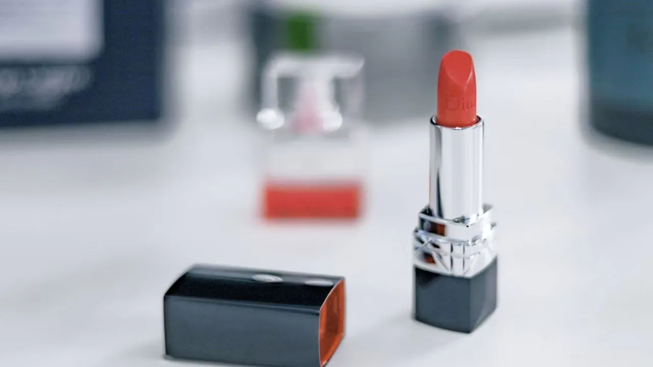 Ilustrasi Lipstik/Photo by Raychan on Unsplash