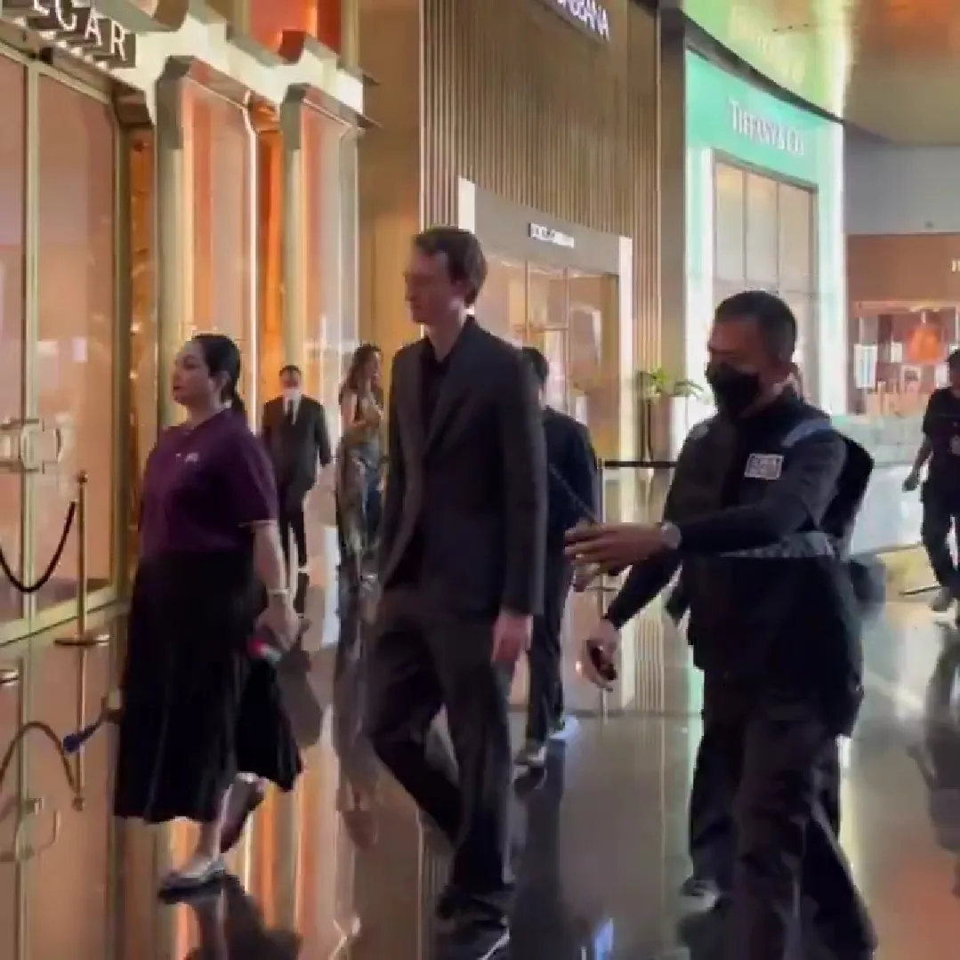 Lisa BLACKPINK dan Frederic Arnault Nikmati Momen Valentine (credit: X.com/fredericslisa)