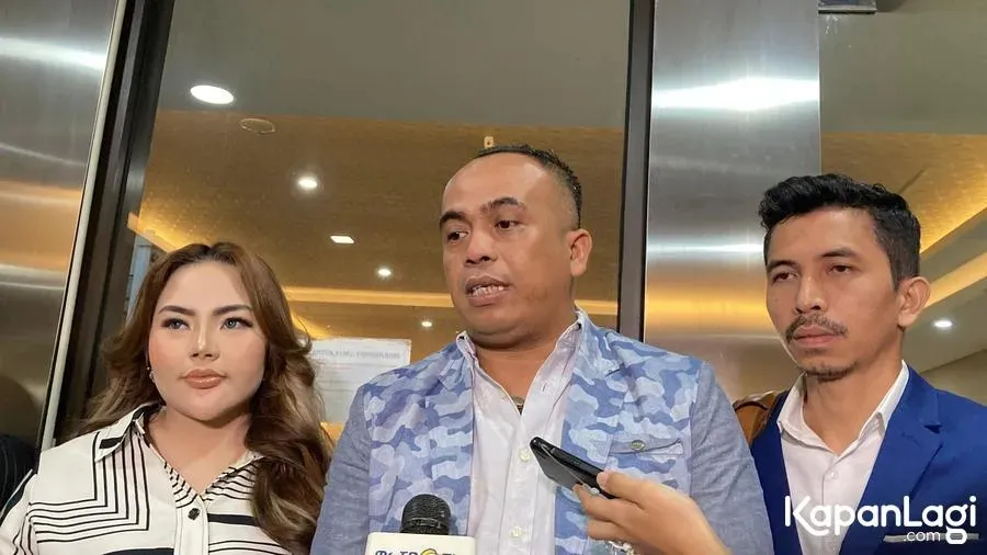 Lisa Mariana Pakai Kemeja © KapanLagi.com/Fikri Alfi Rosyadi