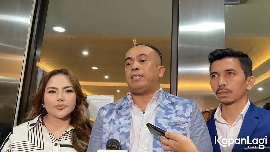 Lisa Mariana bersama pengacara © KapanLagi.com/Fikri Alfi Rosyadi