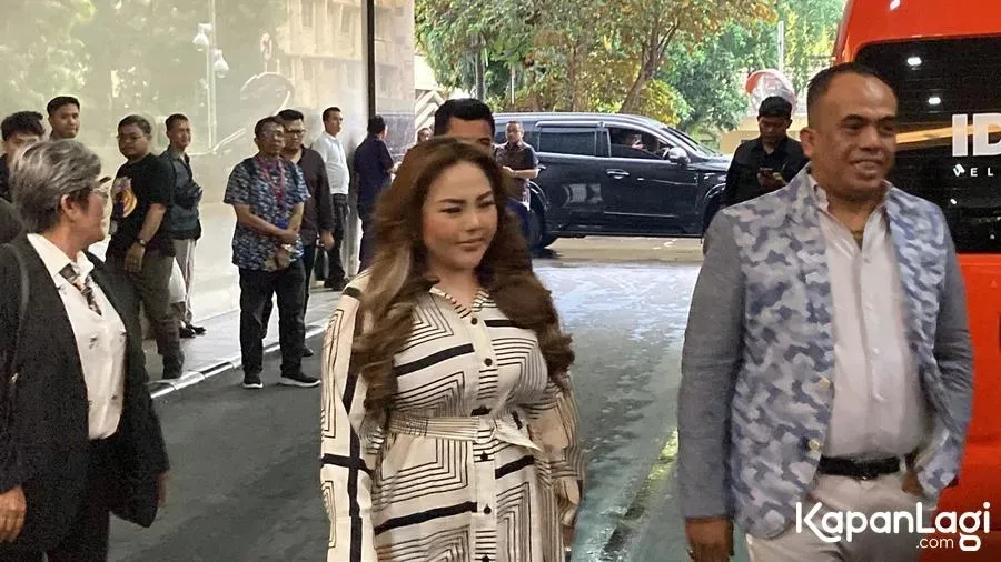 Lisa Mariana pakai dress hitam putih © KapanLagi.com/Fikri Alfi Rosyadi