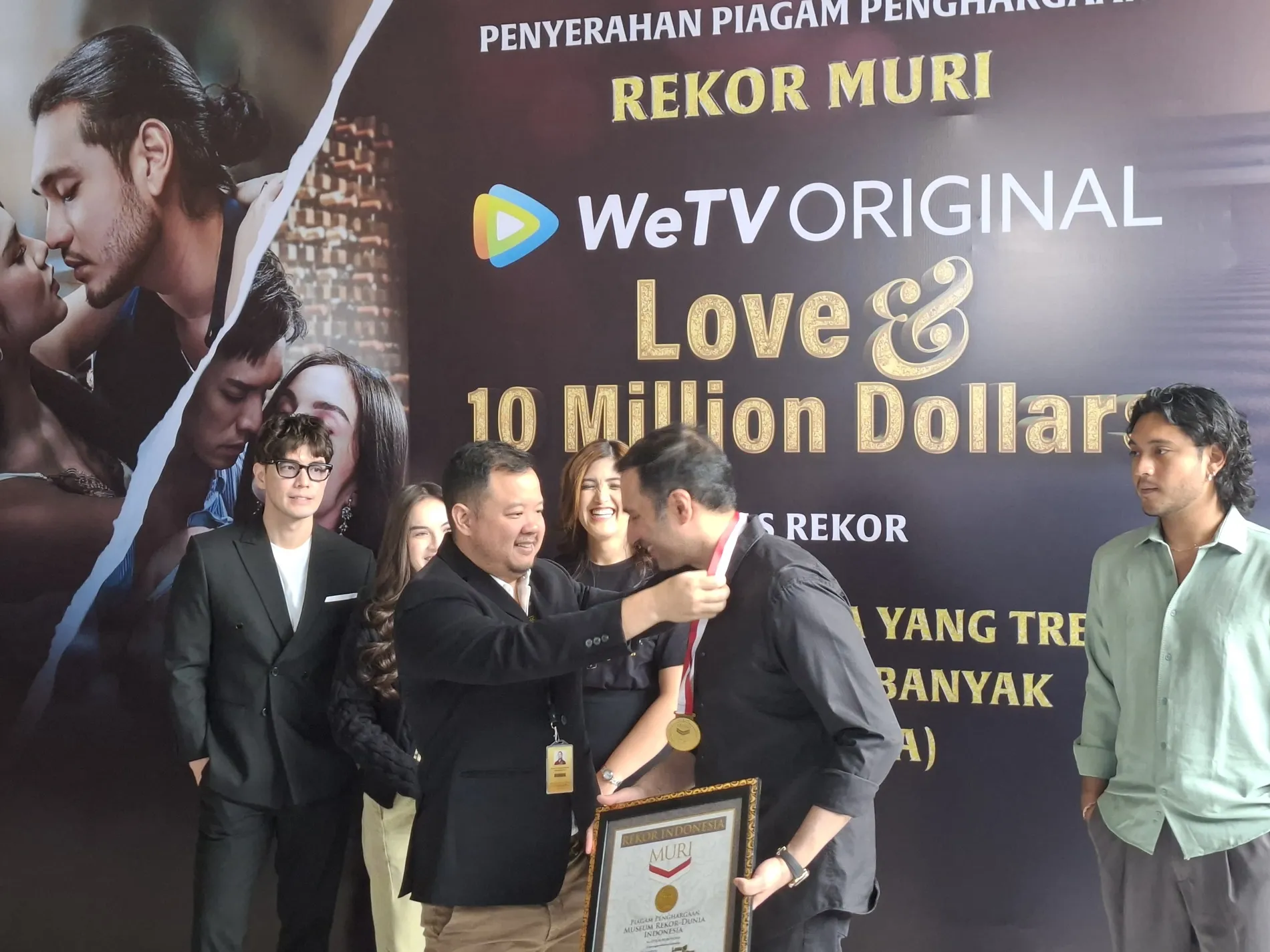 LOVE & 10 MILLION DOLLARS © Istimewa