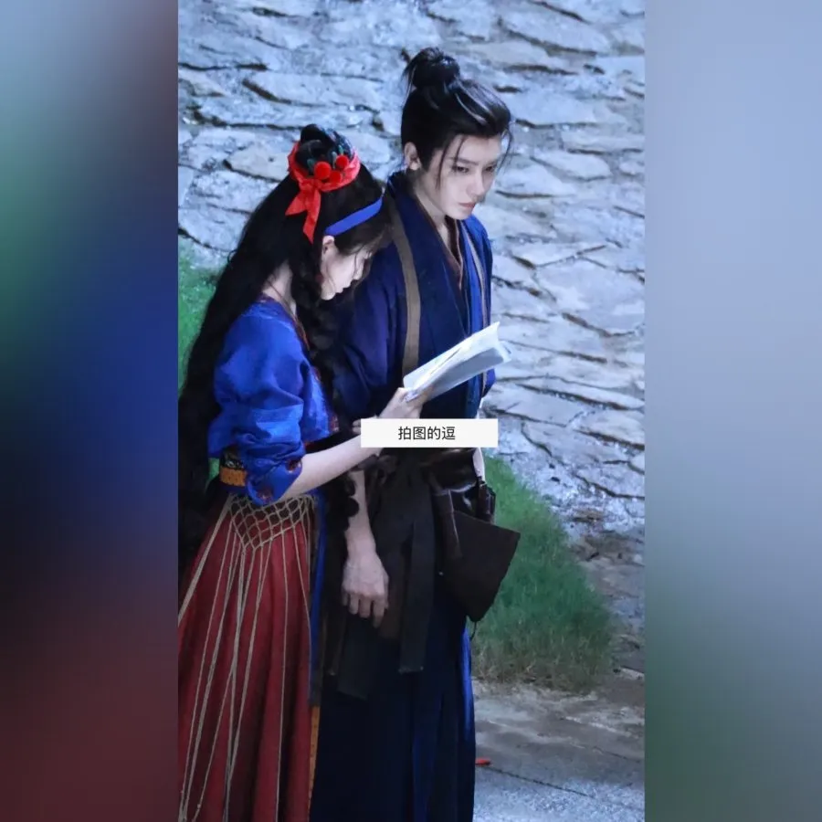 Esther Yu dan Neo Hou di lokasi syuting (credit: Weibo / MyDramalist)