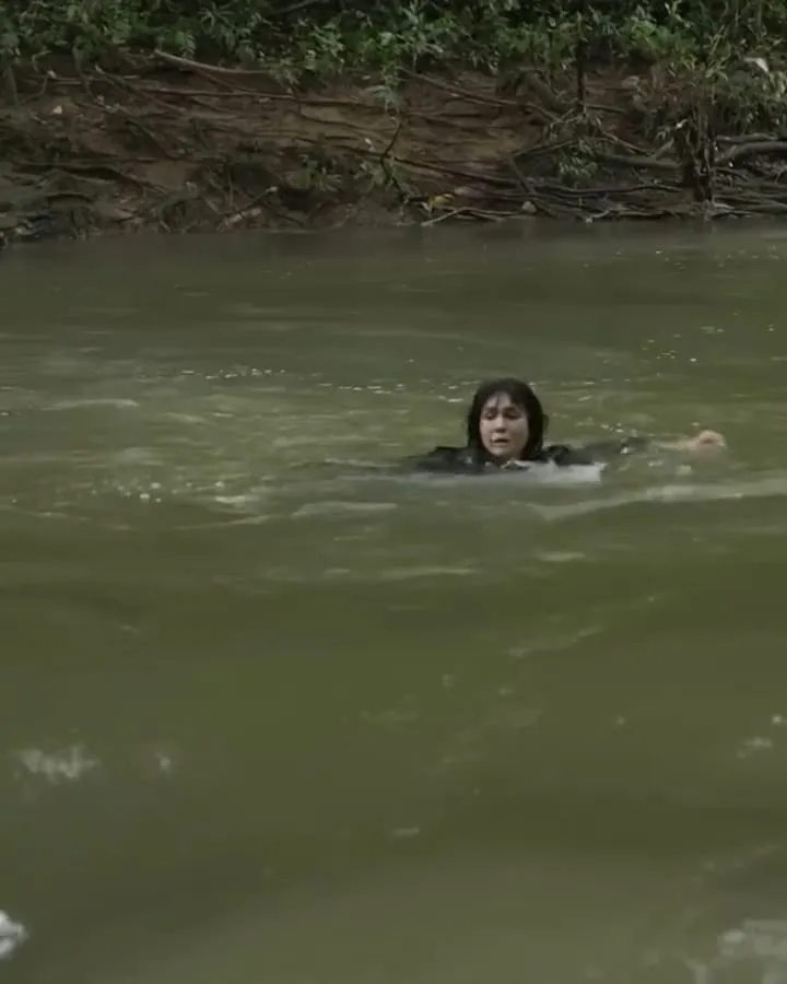 Terseret Pusaran Arus Sungai yang Deras (credit instagram/filmsuzzanna.official)
