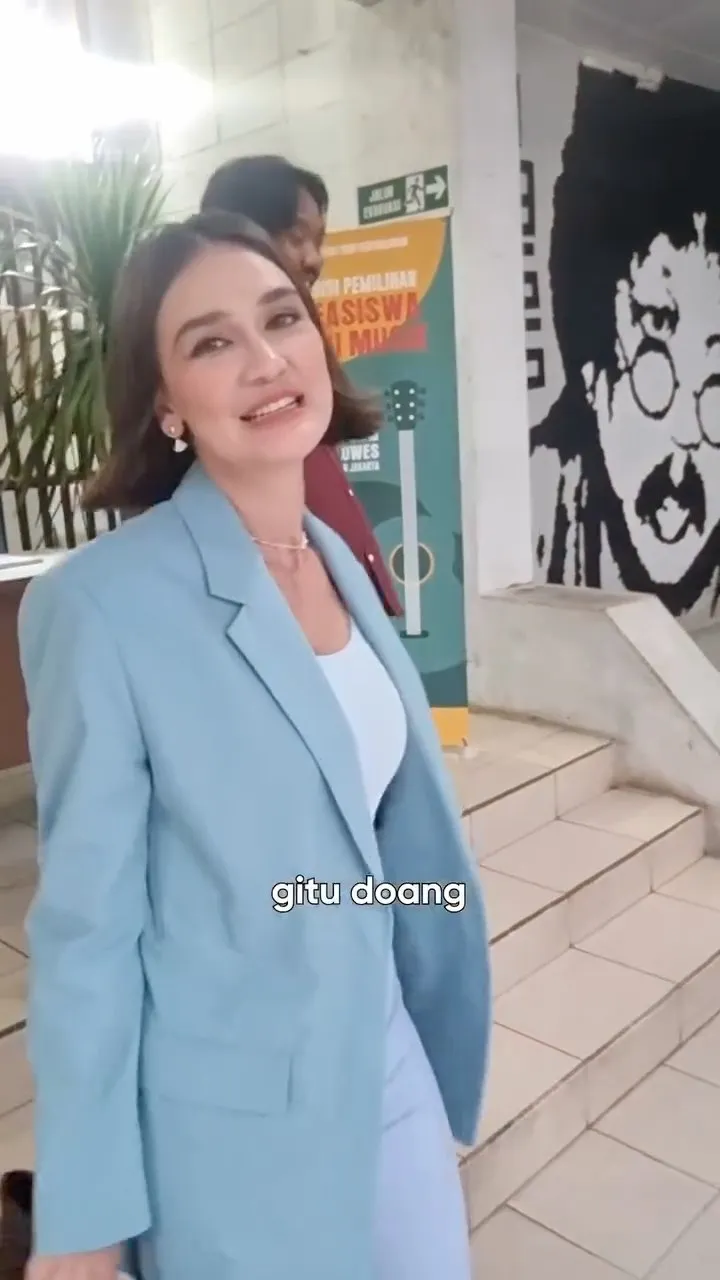 Gaya elegan Luna Maya (credit: Instagram.com/baimwong/)