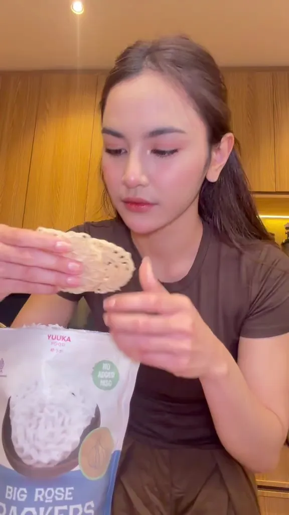 Tips Memasak Kerupuk di Microwave ala Mahalini  (credit: tiktok.com/Mahalini)