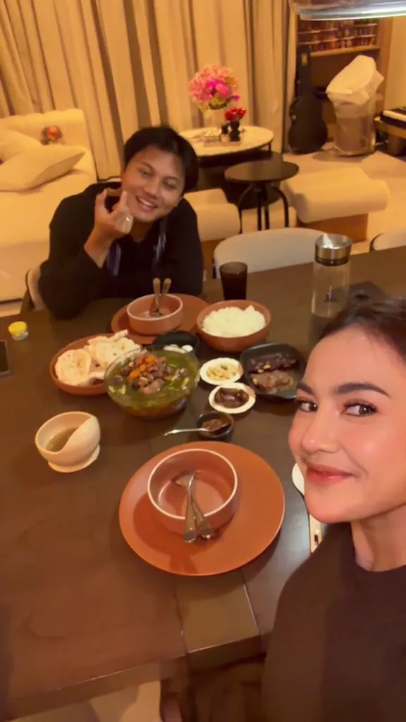 Kerupuk Jadi Menu Pendamping Buka Puasa (credit: tiktok.com/Mahalini)