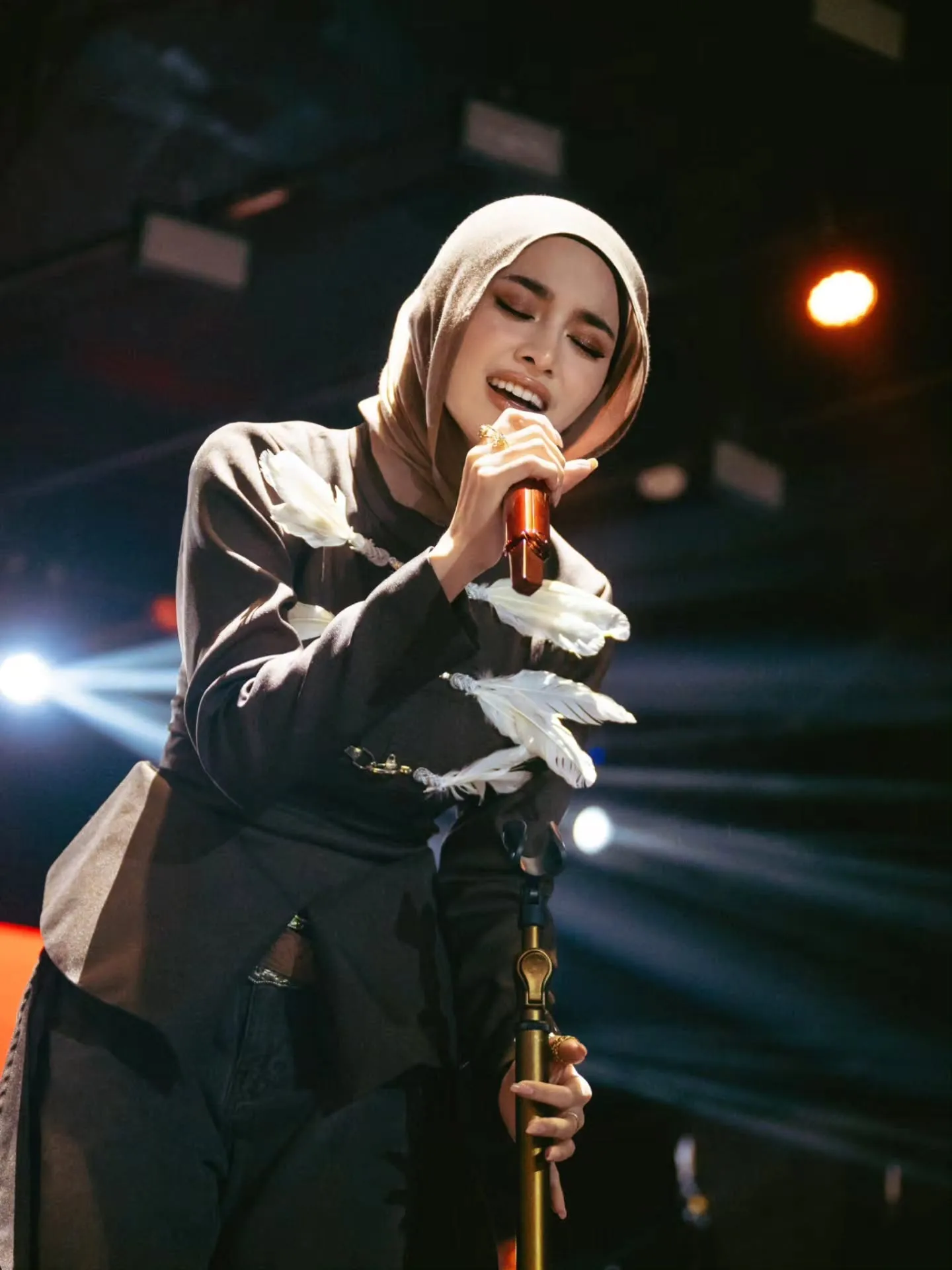 Penampilan Mahalini di Konser Aceh merupakan penampilan yang berbeda dari biasanya (Instagram.com/mahaliniraharja)