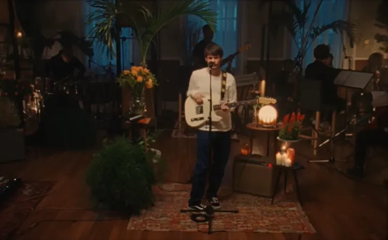 Rex Orange County saat bawakan lagu It's Not The Same Anymore (credit: Youtube.com/Rex Orange County/)