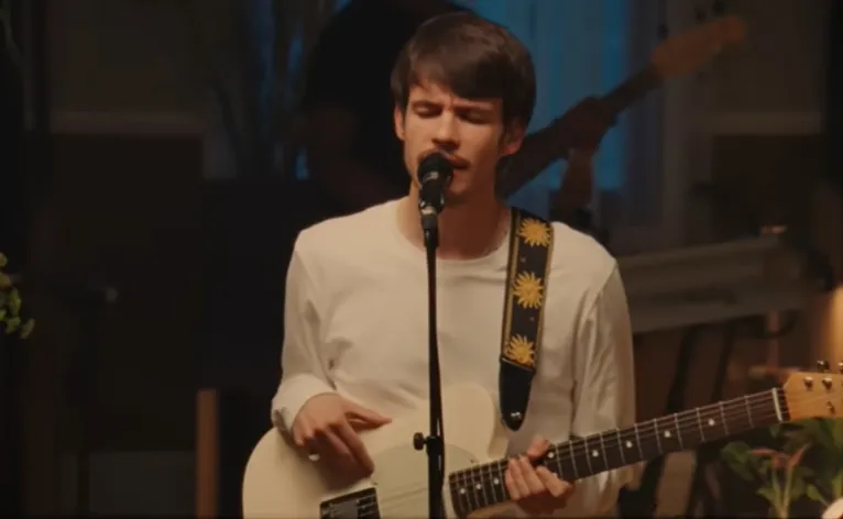 Rex Orange County saat tampil dan memainkan gitar (credit: Youtube.com/Rex Orange County/)