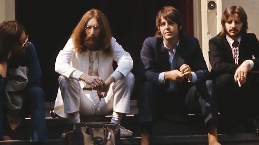 The Beatles tampil memakai jas (credit: Youtube.com/The Beatles)