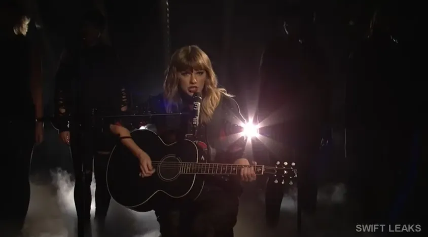 Taylor Swift memainkan gitar (credit: Youtube.com/Swift Leaks 2.0)