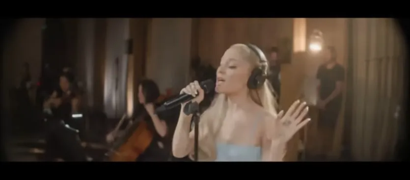 Penampilan panggung Ariana Grande (credit: Youtube.com/Ariana Grande)