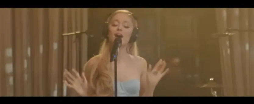 Ariana Grande tampil dengan gaun biru (credit: Youtube.com/Ariana Grande)