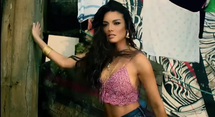 Model video klip Despacito (credit: Youtube.com/Luis Fonsi)