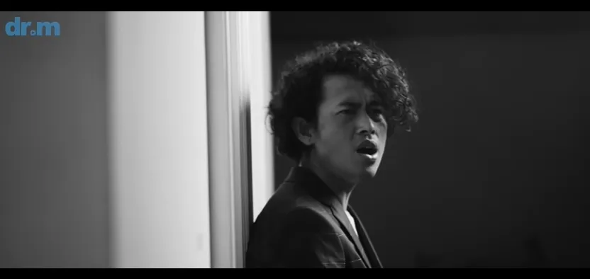 Momen Budi Doremi saat jadi model video klip Mesin Waktu (credit: Youtube.com/Budi Doremi)