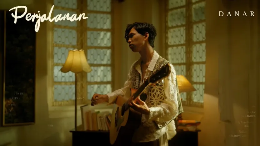 Potret Danar Widianto tampil di video klip lagu Perjalanan (credit: Youtube.com/HITS Records)
