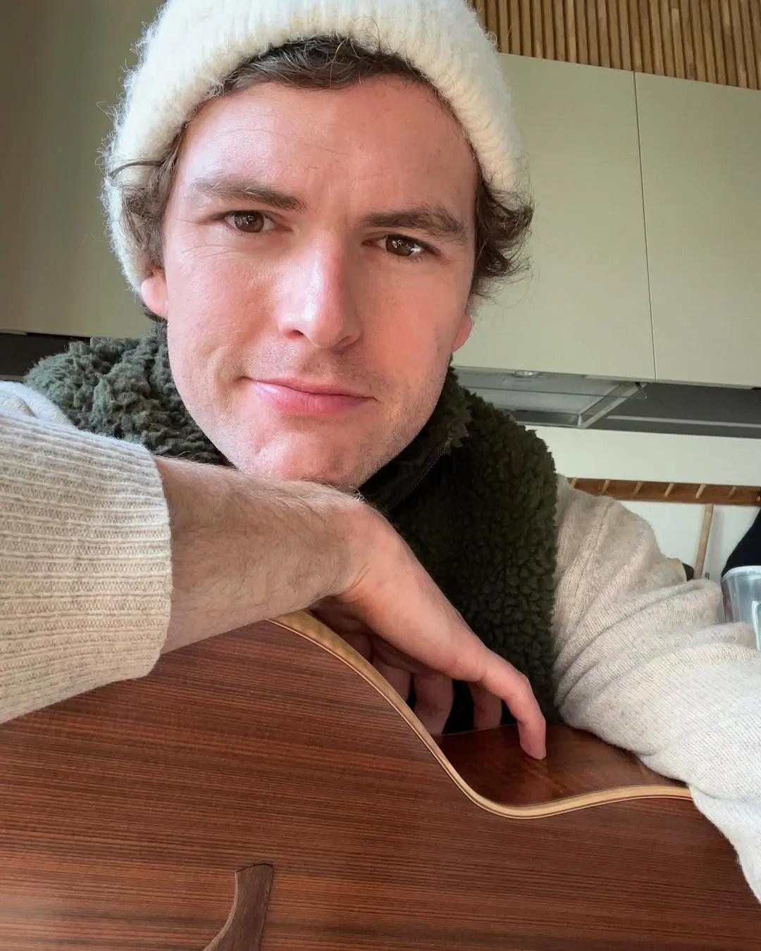 Potret  Vance Joy pakai topi putih (credit: youtube.com/Mushroom)