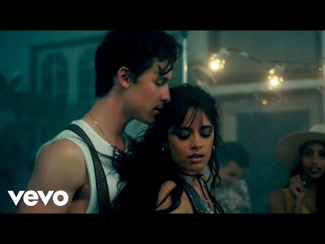 Potret Shawn Mendes dan Camila Cabello  saat kolaborasi lagu Senorita (credit: Youtube.com/Cabello Shawn Mendes)
