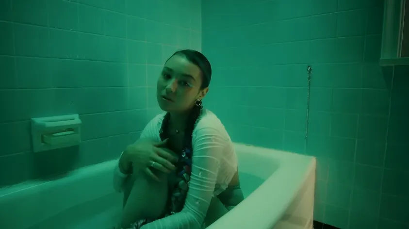 Penampilan Luna Li di video klip lagu Silver Into Rain (credit: Youtube.com/ 88rising)