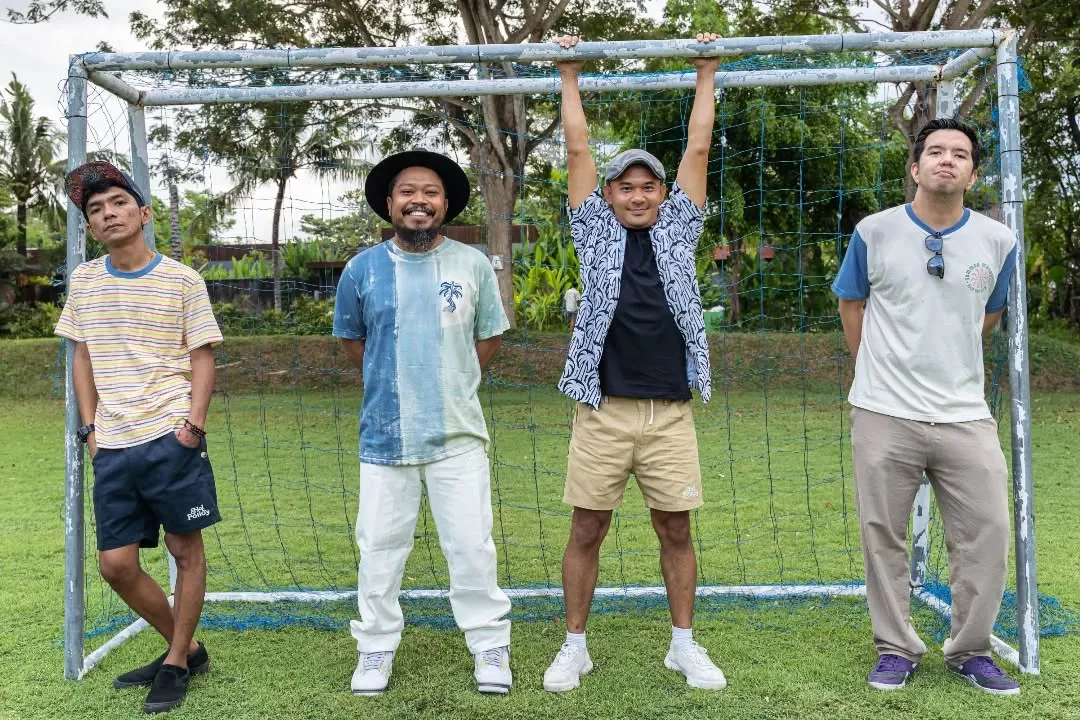 Makna Lagu Untuk Perempuan yang Sedang Dalam Pelukan  (credit: Instagram.com/parade.hujan/@mangap7)