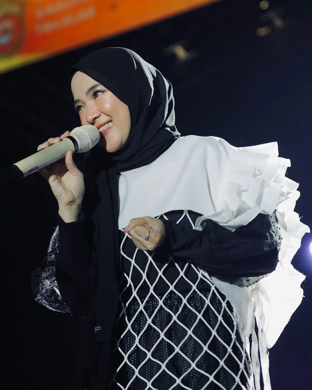 Nuansa religi terasa kuat dalam setiap bait lagu (credit:instagram.com/sabyan_gambus)