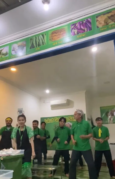 Epy Kusnandar dan karyawan © instagram.com/epy_kusnandar_official