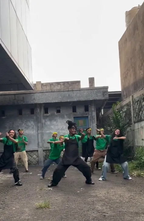 Epy Kusnandar dan karyawan © instagram.com/epy_kusnandar_official