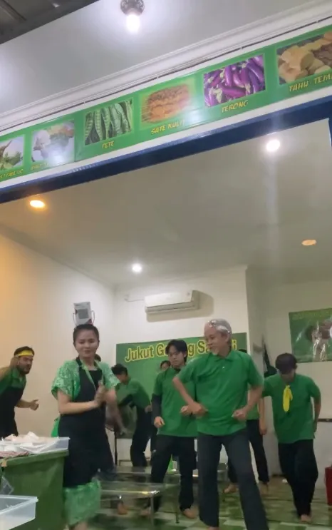 Epy Kusnandar dan karyawan © instagram.com/epy_kusnandar_official