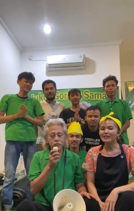 Epy Kusnandar dan karyawan © instagram.com/epy_kusnandar_official