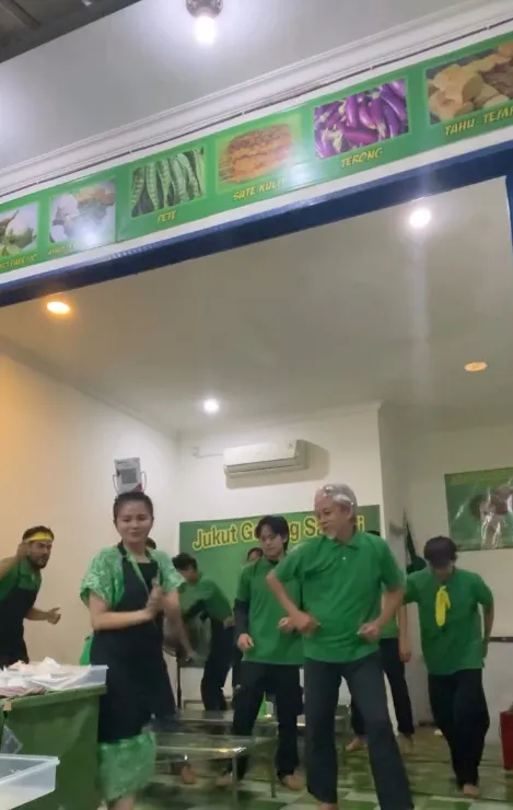 Epy Kusnandar dan karyawan © instagram.com/epy_kusnandar_official