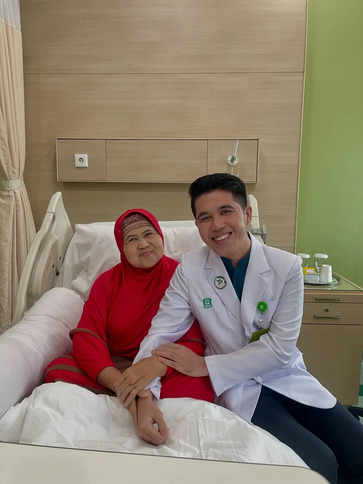 Mamah Dedeh sakit, dirawat oleh dr. Iqhbal Juara LIDA 2021 (instagram/dr.iqhbal)
