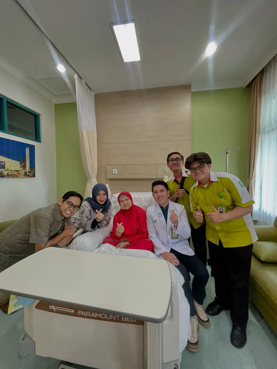 Selain dikenal sebagai dokter, dr. Iqhbal juga dikenal sebagai penyanyi dangdut (instagram/dr.iqhbal)