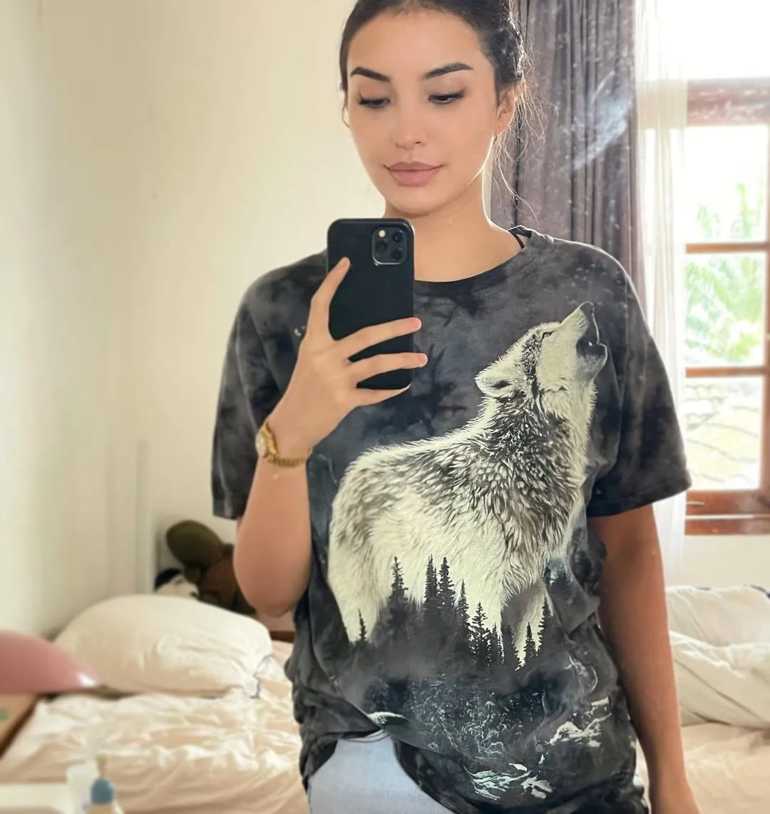  Instagram.com/manodelia/)