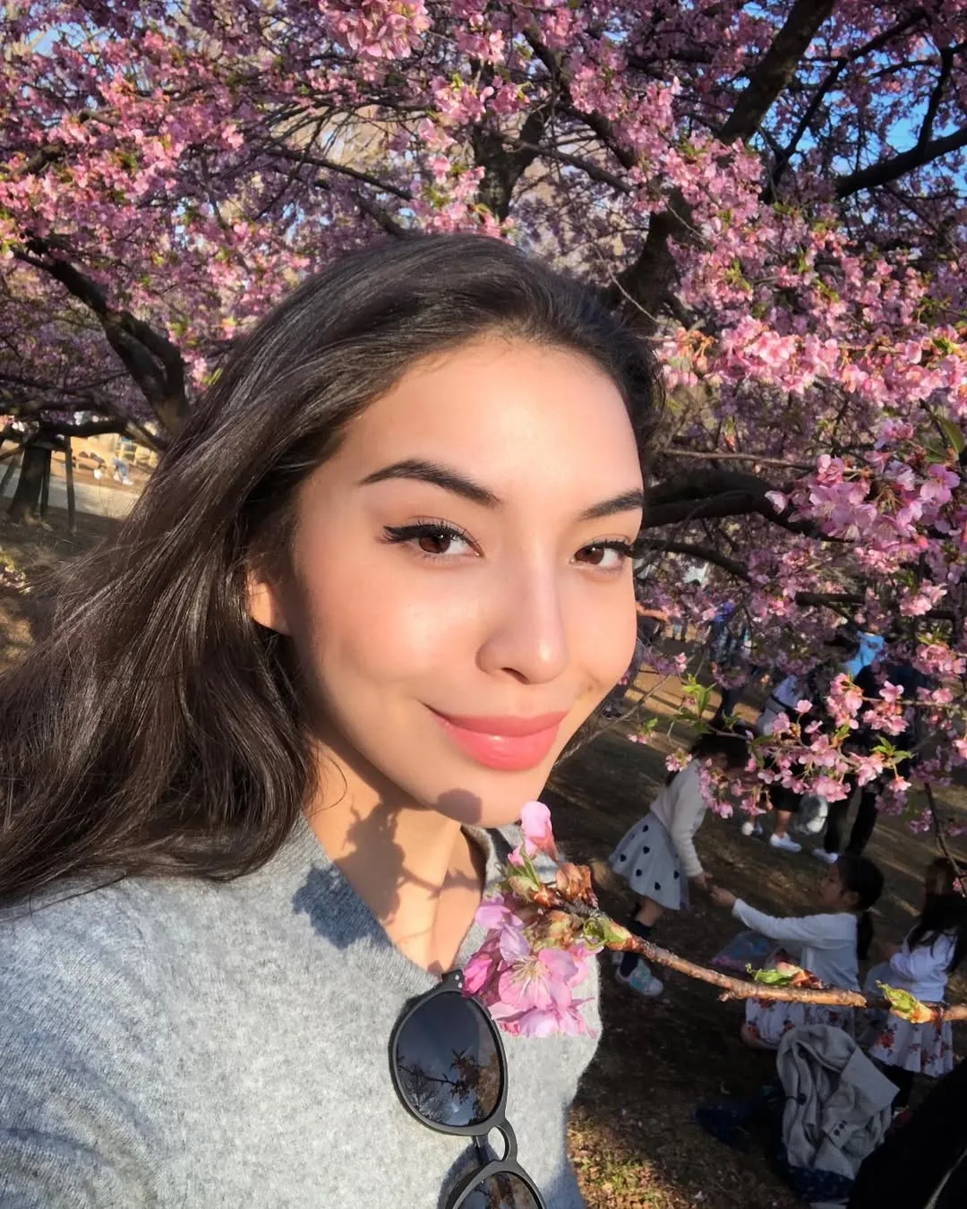  Instagram.com/manodelia/)