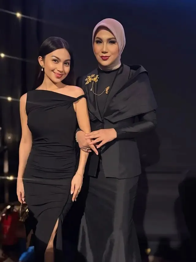 Tampil Kompak Saat Kondangan