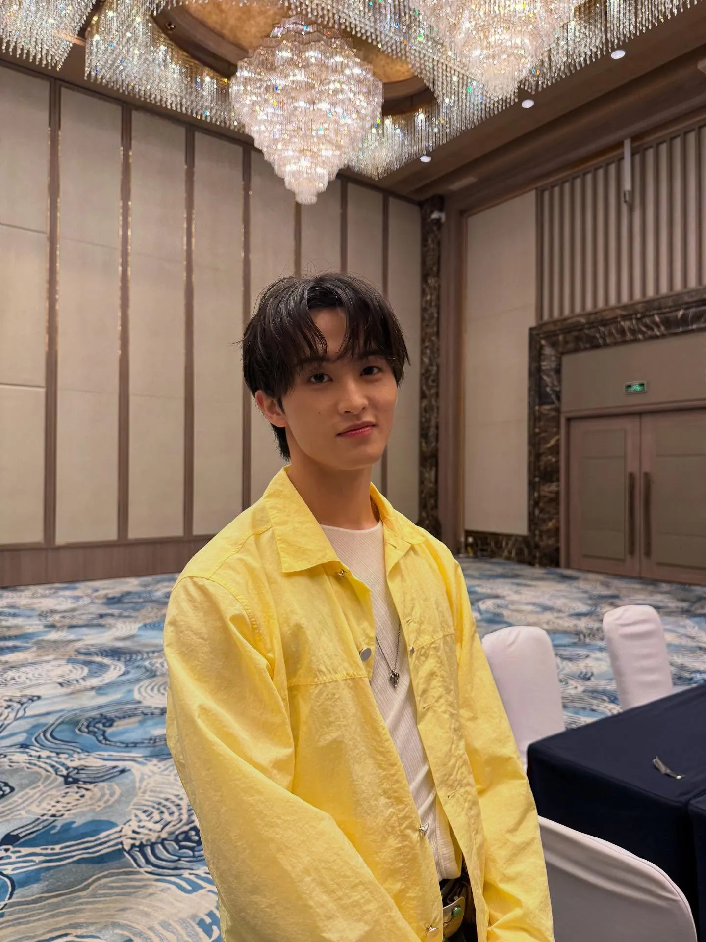 Mark NCT pakai baju kuning - Credit: instagram.com/onyourm__ark