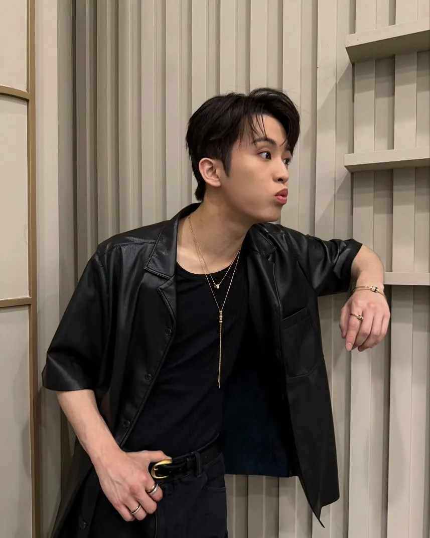 Ekspresi lucu Mark NCT - Credit: instagram.com/onyourm__ark