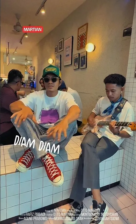Martian Nyanyi di Cafe (cr:instagram.com/martian.official)