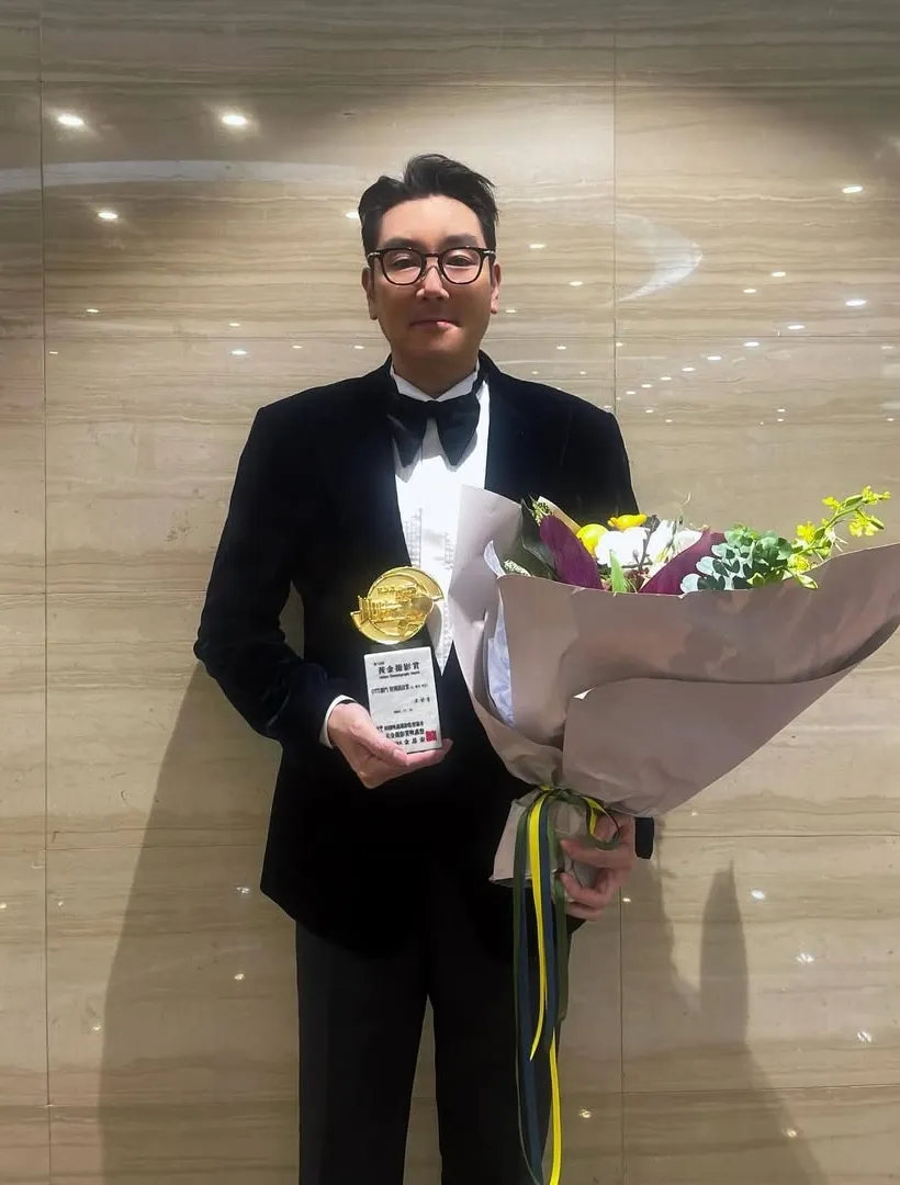 Choi Jin Woong Menerima Penghargaan © instagram.com/sarament_official